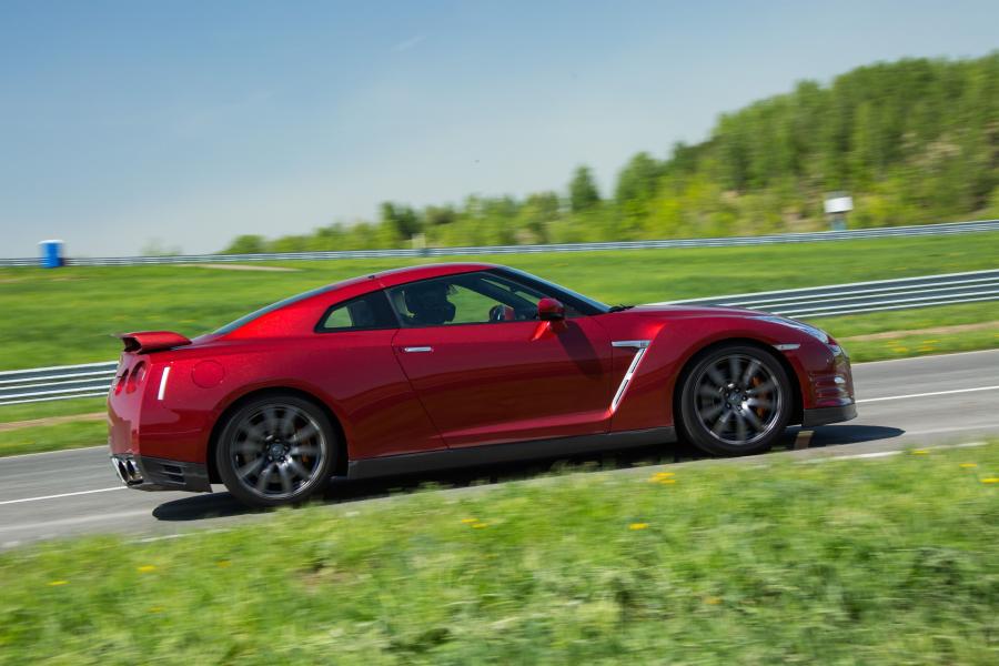  Nissan GT-R 2014 года  (фото 12 из 80)